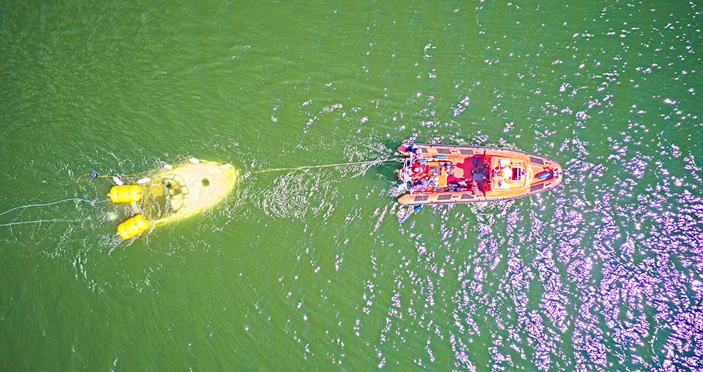 Strażacy podnieśli łódź z dna jeziora Tałty